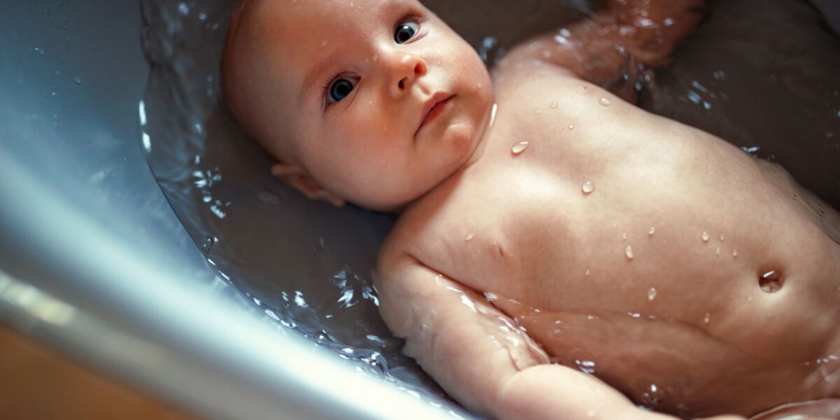 Quand et comment donner le bain à bébé ?
