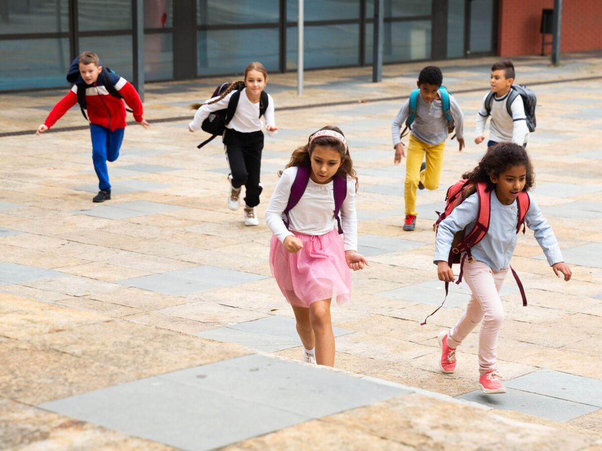 Enfants : Michel Cymes alerte sur un nouveau jeu dangereux pratiqué dans les cours de récréation