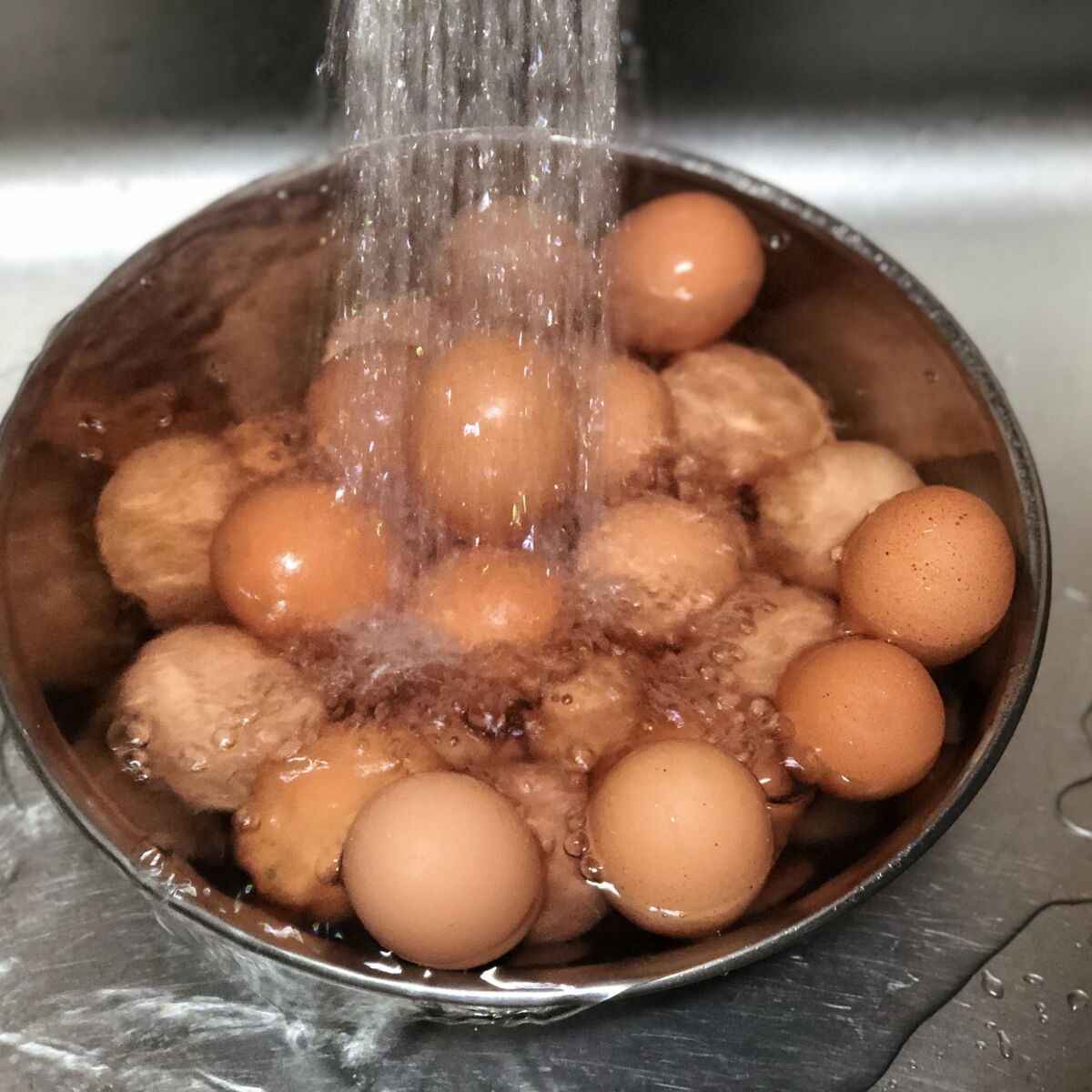 Pourquoi vaut-il mieux éviter de laver ses œufs ? : Femme Actuelle