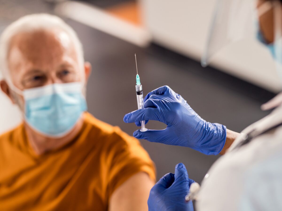 Vaccin AstraZeneca : la démonstration percutante de Michel Cymes pour relativiser le potentiel risque de thrombose