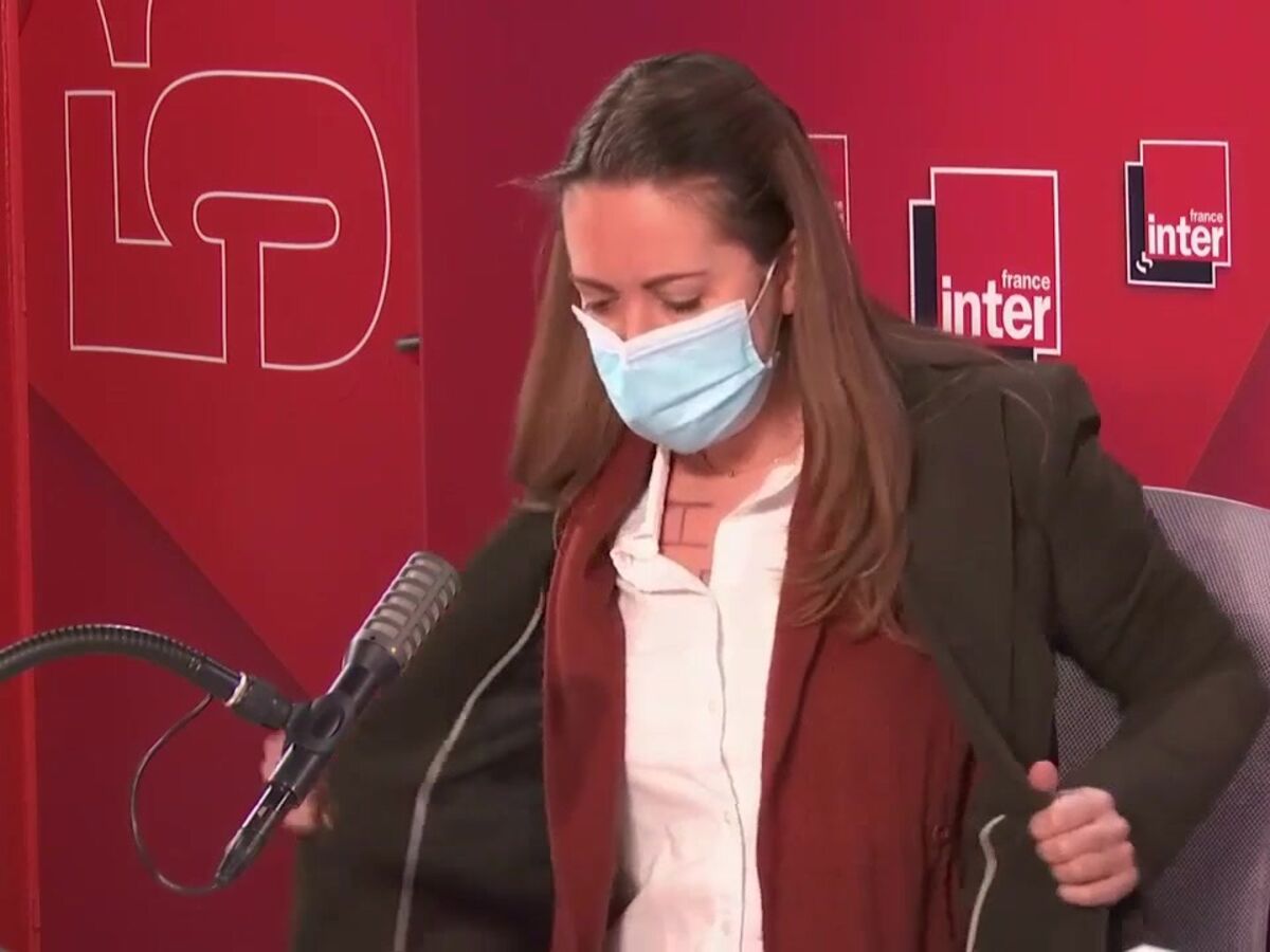 Charline Vanhoenacker apporte son soutien à Corinne Masiero… en se déshabillant (vidéo)