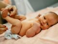 Fesses rouges, irritées : 10 astuces pour soulager l'érythème fessier de bébé