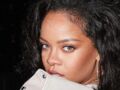 Rihanna ose un look aussi sexy qu’improbable en nuisette décolletée et bottes métallisées (oups !) - PHOTOS