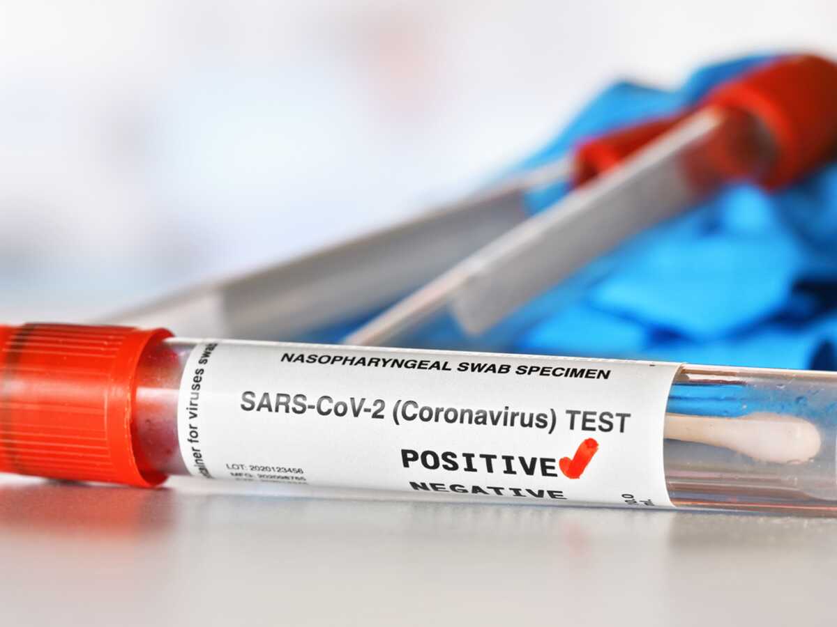Covid-19 : un test positif après avoir été vacciné, est-ce possible et comment l’expliquer ?