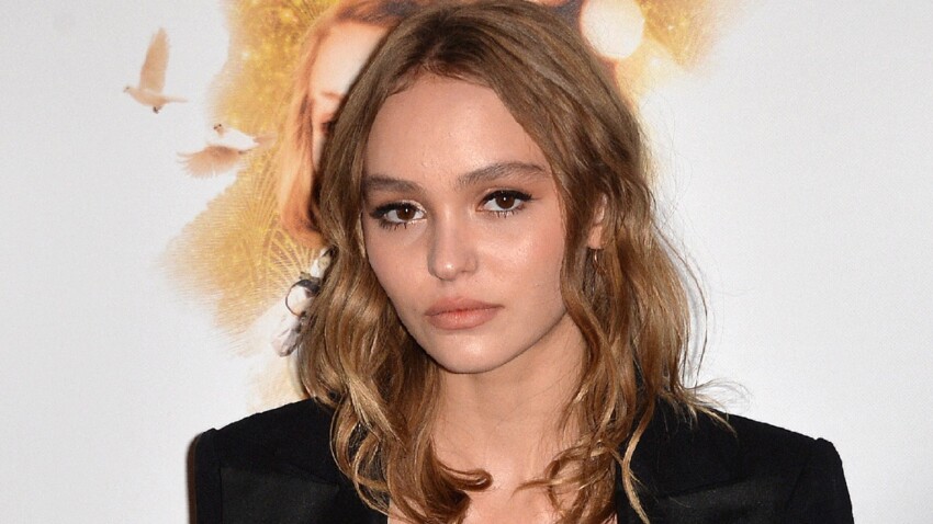 lily rose depp joue à la pom pom girl en mini short sexy femme