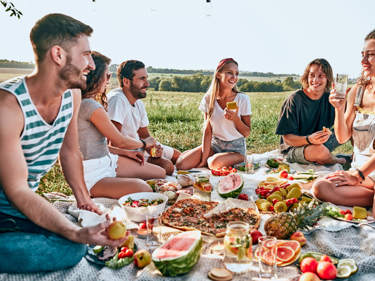 Covid 19 Peut On Organiser Un Pique Nique Entre Amis Dans Un Parc Ou Un Jardin Public Femme Actuelle Le Mag