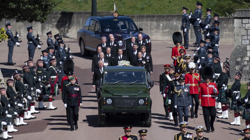 Obseques Du Prince Philip Une Femme Seins Nus Perturbe L Hommage La Police Obligee D Intervenir Video Femme Actuelle Le Mag