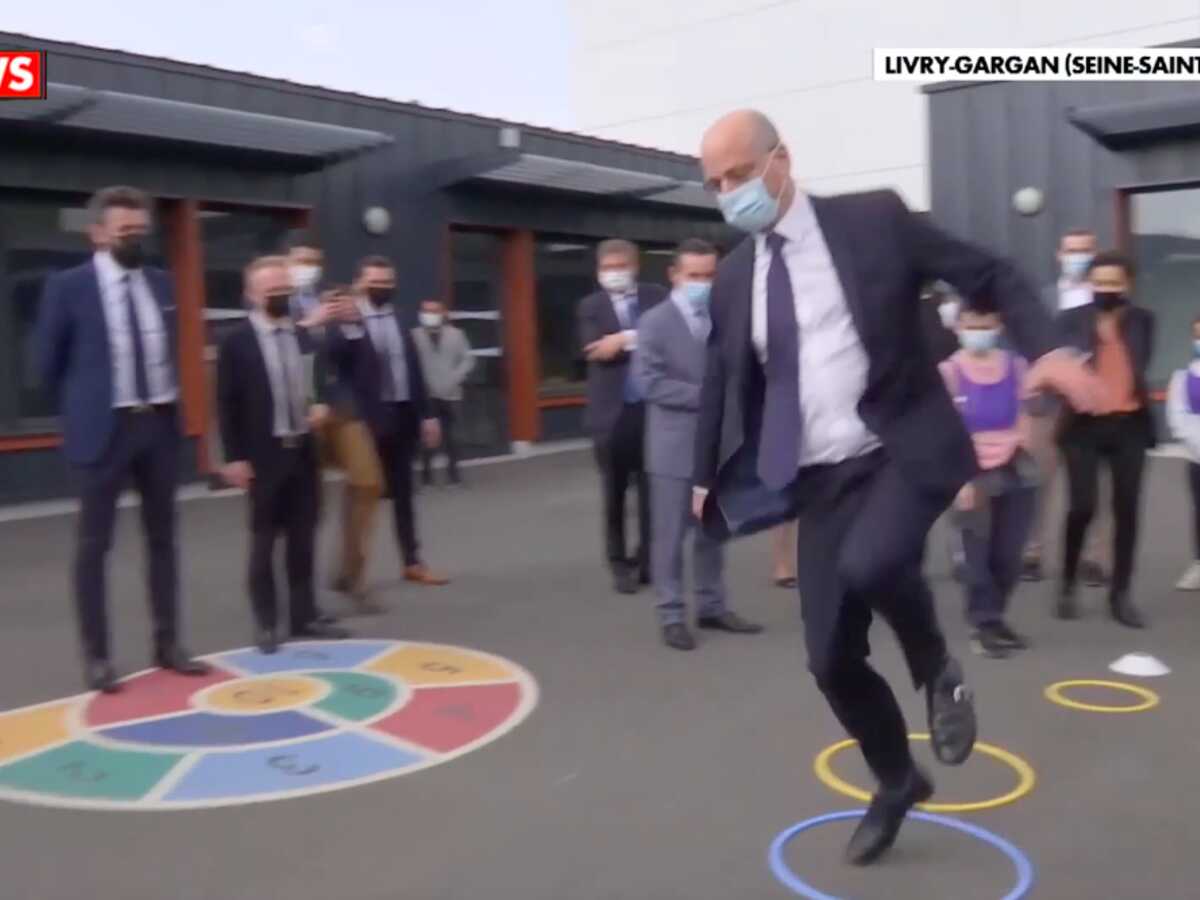 Jean-Michel Blanquer en pleine marelle et Chifoumi dans une école : les images délirantes du ministre de l'Education