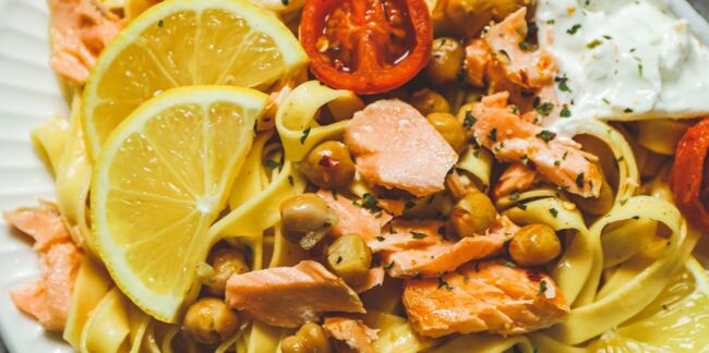 Tagliatelles au saumon, sauce citron, pois chiches et tomates rôties à l’ail
