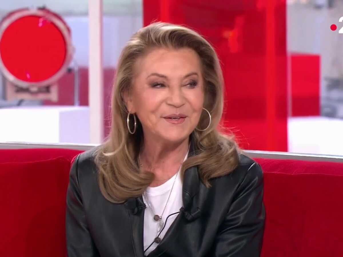 “Vivement dimanche” : Sheila touchée en plein coeur en découvrant une interview de sa mère