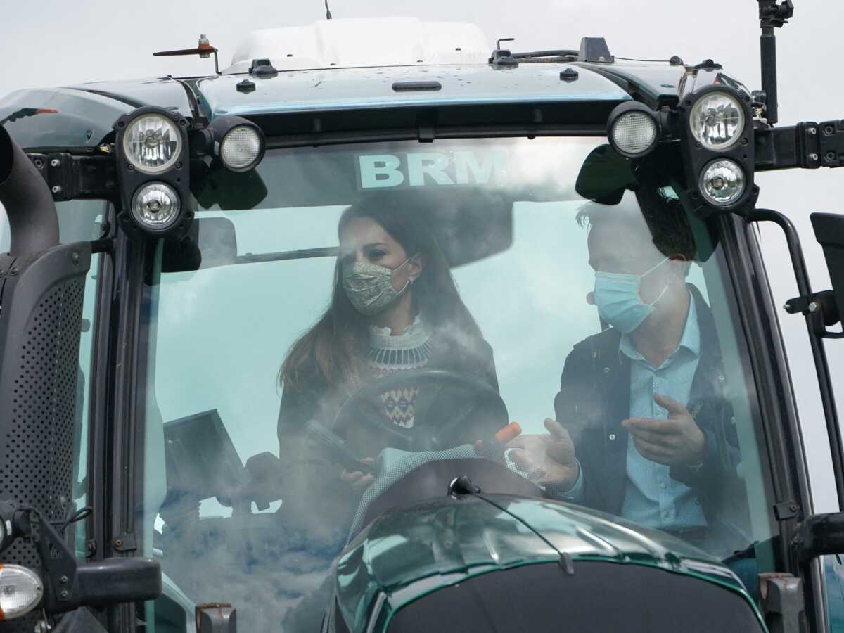 Kate Middleton : la duchesse surprend en prenant les commandes d’un… tracteur !