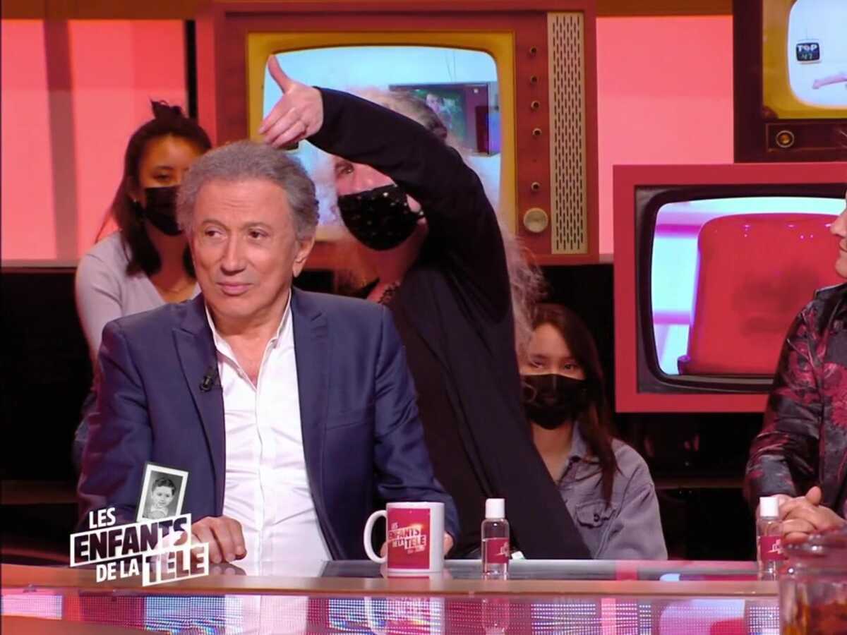 VIDEO “Les enfants de la télé” : Michel Drucker attaqué en pleine émission par une guêpe