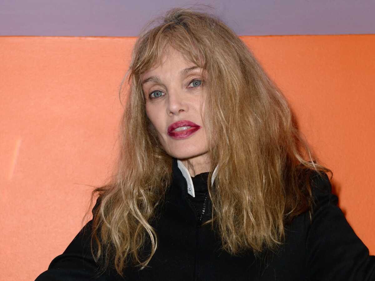 “C’était terrible” : Arielle Dombasle révèle avoir déjà joué sous l’emprise de drogue