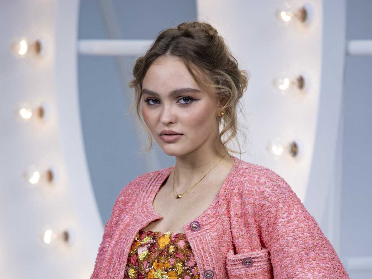 Lily Rose Depp va vous donner envie de succomber à la frange effilée