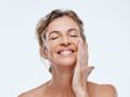 Peaux matures : faut-il faire un gommage du visage après 50 ans ?