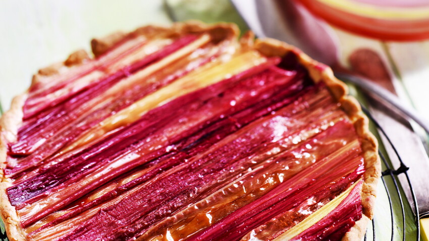 Tarte A La Rhubarbe Facile Decouvrez Les Recettes De Cuisine De Femme Actuelle Le Mag