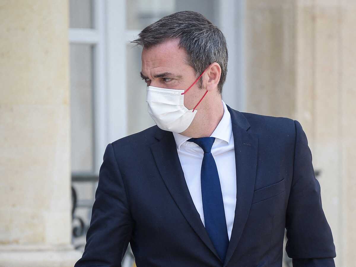 Fin du port du masque à l'extérieur : le ministre de la Santé y réfléchit