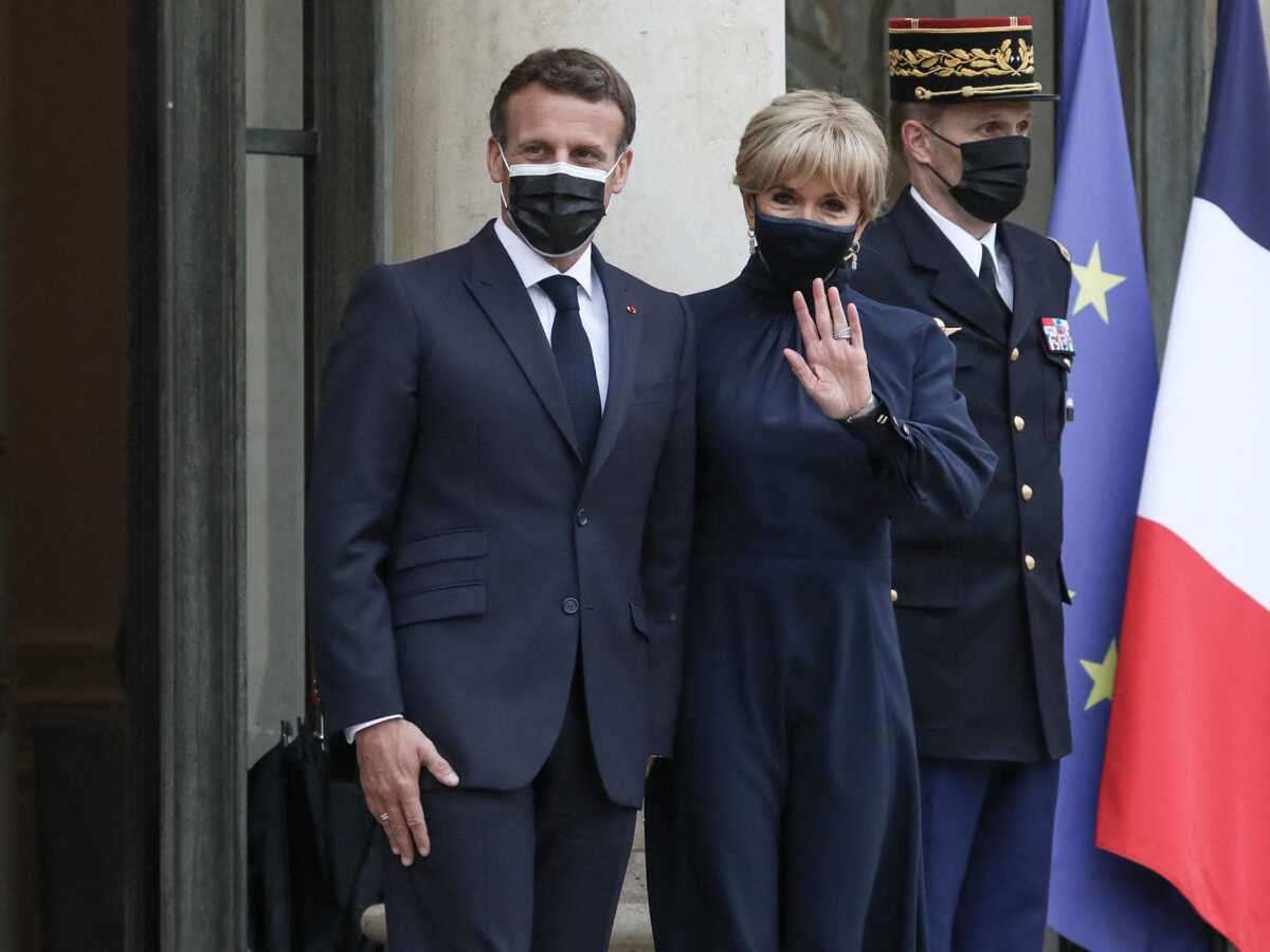 Covid-19 : pourquoi Emmanuel et Brigitte Macron ne vont recevoir qu’une seule dose de vaccin