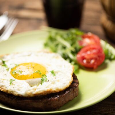 Plancha de Steak à cheval et cuisson de l'œuf au plat à la plancha -  Recette par kaderick