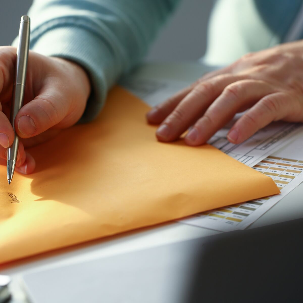 Comment bien remplir l'adresse sur une enveloppe postale ? : Femme Actuelle  Le MAG