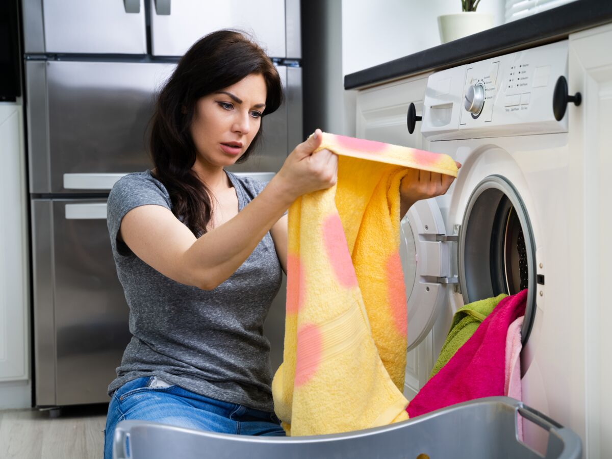 Mouchoir oublié dans le lave-linge : comment retirer les peluches ?