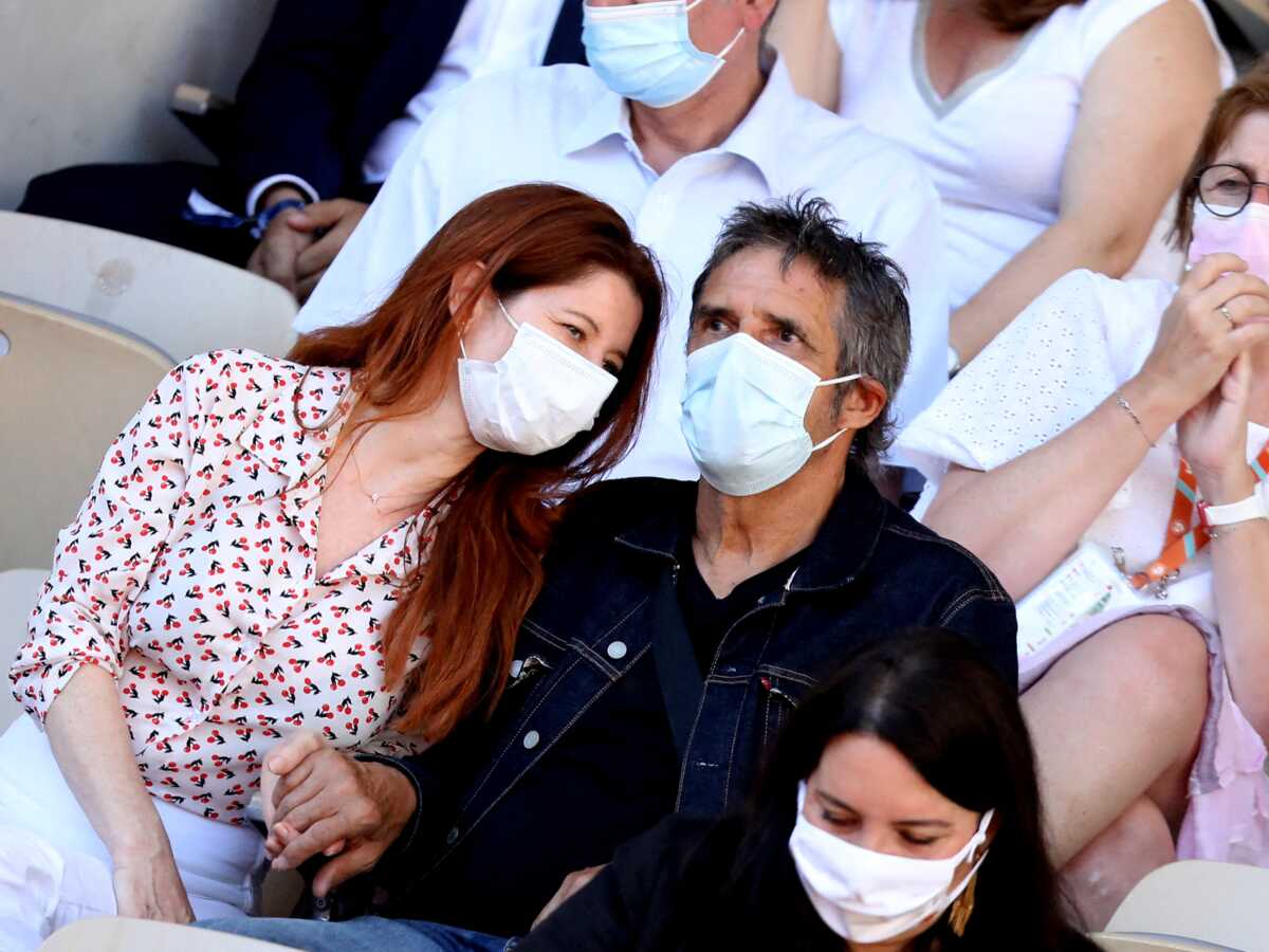 PHOTOS - Julien Clerc et sa jeune femme Hélène amoureux et complices dans les tribunes de Roland-Garros