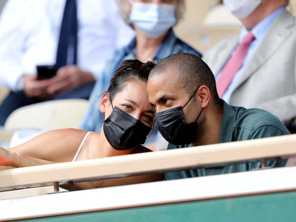 PHOTOS - Roland-Garros 2021 : Tony Parker, tout sourire avec sa compagne Alizé Lim dans les gradins