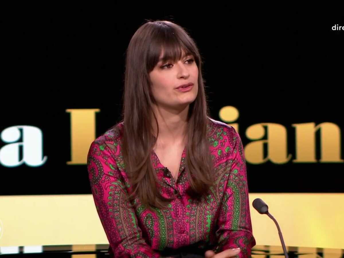 “J’étais une enfant très solitaire” : Clara Luciani se confie sur les moqueries qu’elle a subi