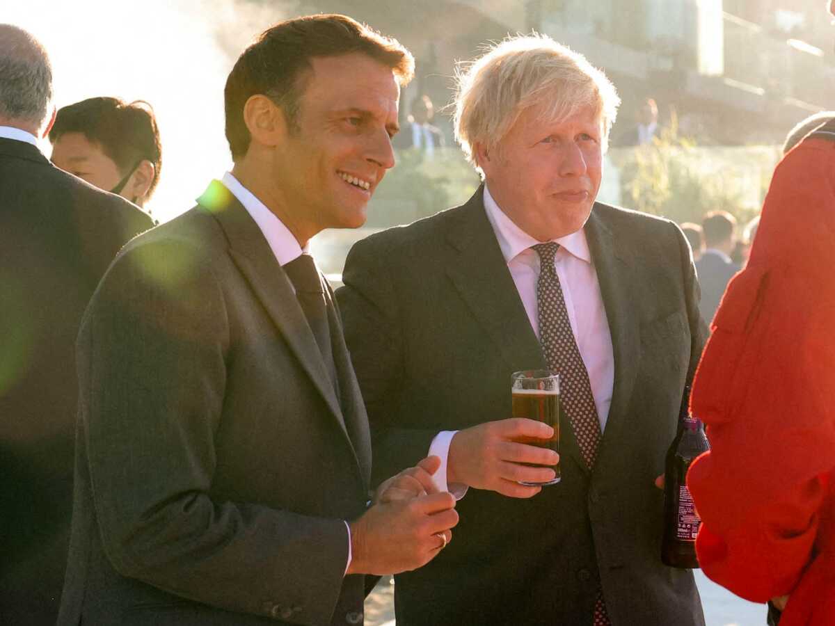 Boris Johnson, alcoolisé au G7 : il blâme le vin d’Emmanuel Macron !