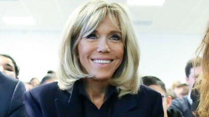 PHOTOS – Brigitte Macron : pantalon très slim, blazer blanc et