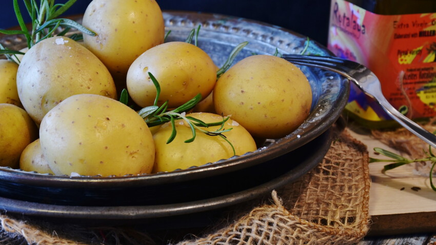 Comment réussir la cuisson des pommes de terre au Cookéo® ? : Femme