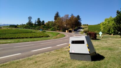 Pour éviter de se faire flasher par les radars, ils pulvérisent de la laque  coiffante sur la plaque d'immatriculation 