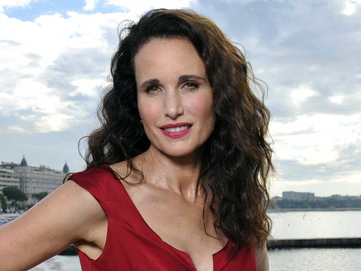 Andie McDowell : l'actrice ose les cheveux gris à Cannes (et c'est canon !)