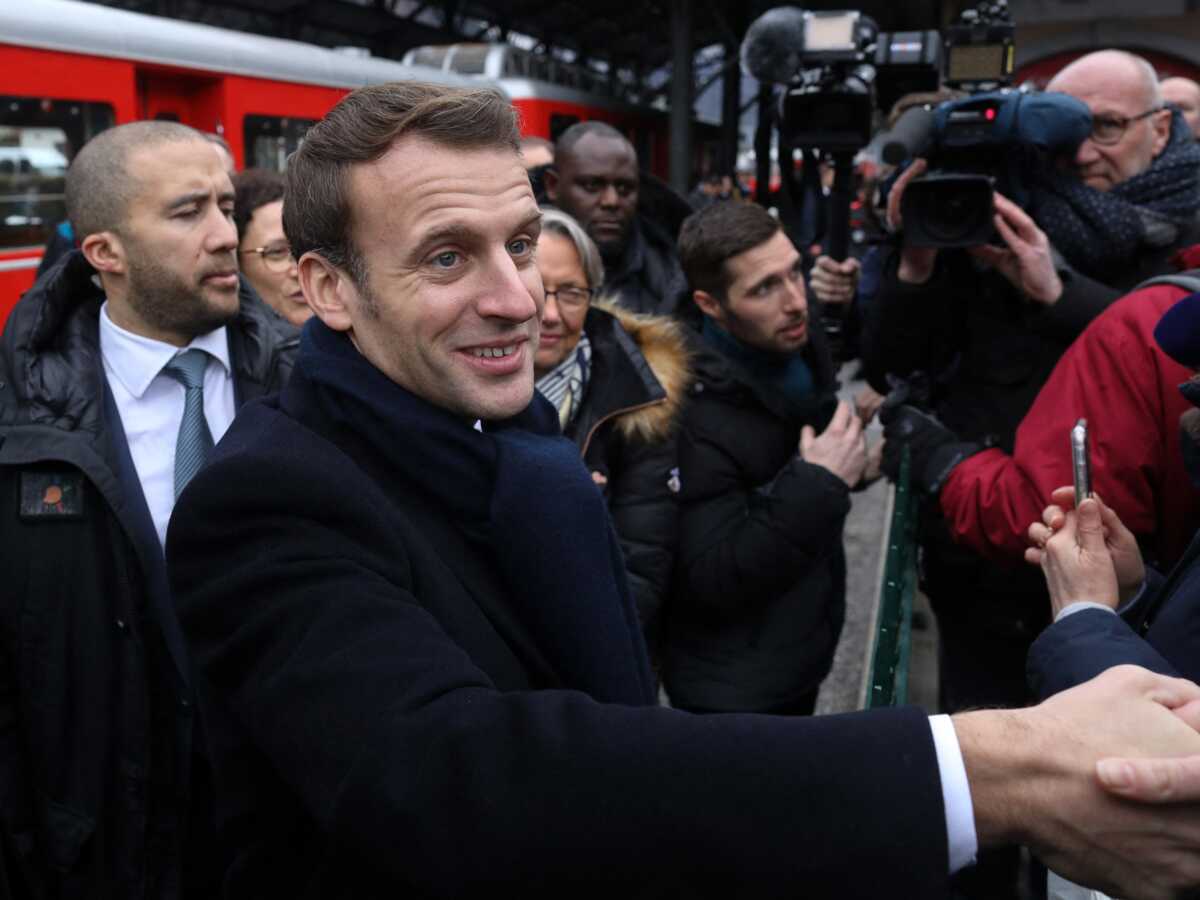 "L’effet groupie" : après son allocution, Emmanuel Macron a passé la soirée à enchaîner les selfies