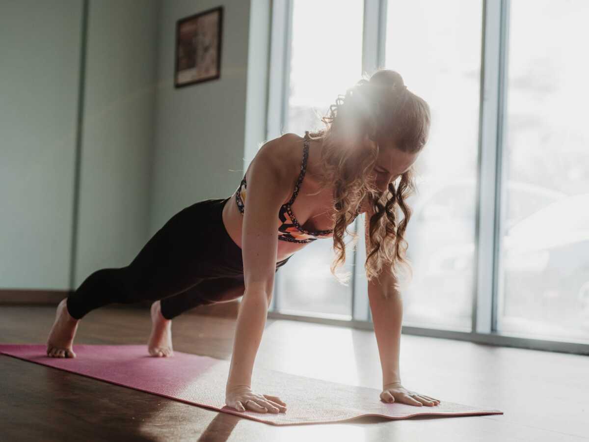 Ventre plat : 5 postures de yoga vraiment efficaces