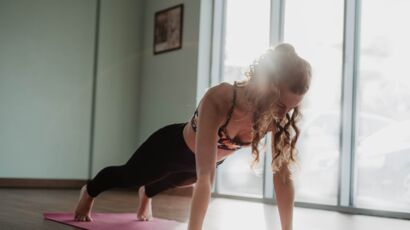 Les Postures de Yoga à Éviter pendant la Grossesse – Géopélie