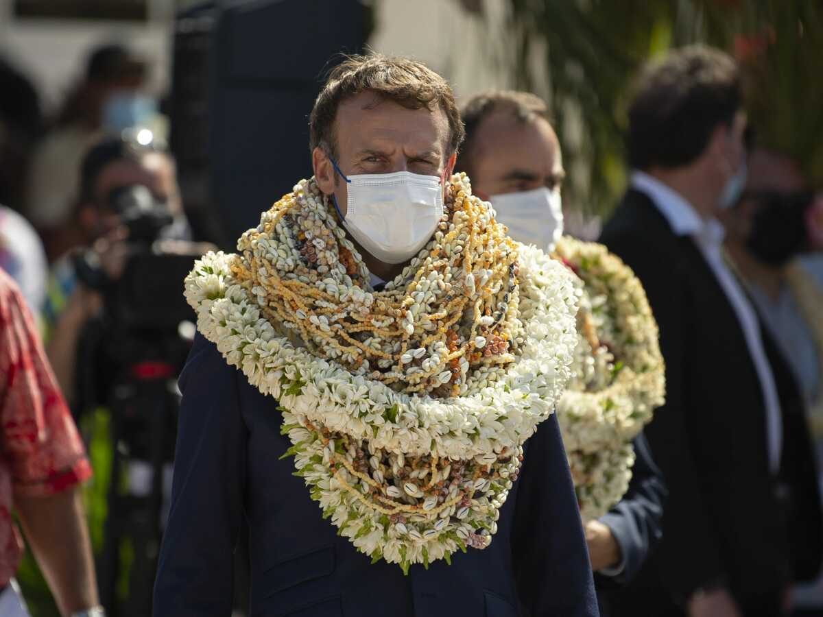VIDEO - Emmanuel Macron, recouvert de colliers de fleurs en Polynésie : une parodie fait le tour du monde