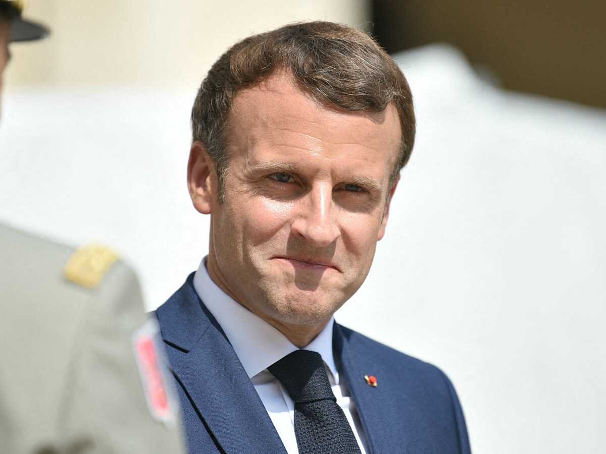 Emmanuel Macron victime d'un jet d'œuf : ce qu'il s'est réellement passé - VIDEO