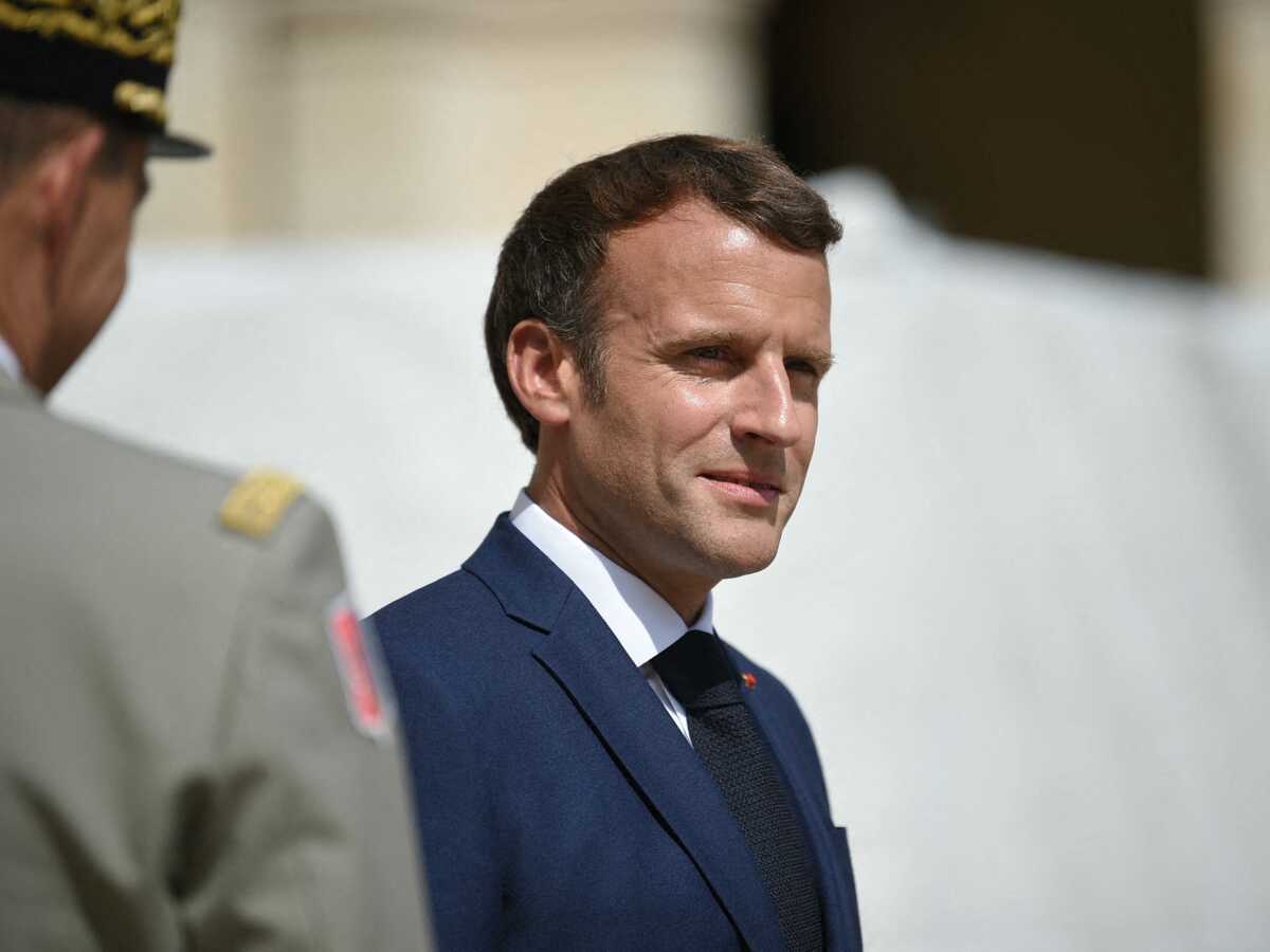 Emmanuel Macron laisse entrevoir le salon de Brégançon dans sa nouvelle vidéo pro-vaccin