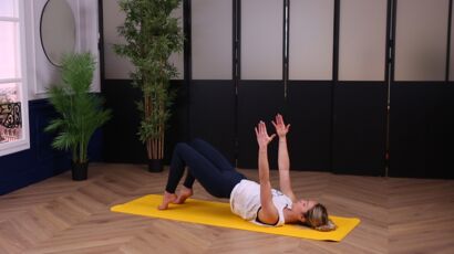 Pilates au mur : 4 exercices à faire depuis chez vous pour obtenir des bras  toniques sans trop d'efforts