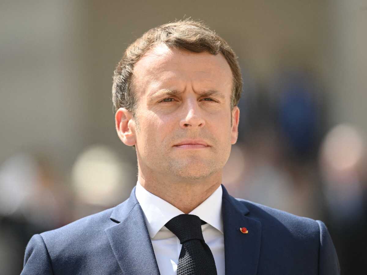 Emmanuel Macron : un détail de son polo fait polémique sur les réseaux sociaux
