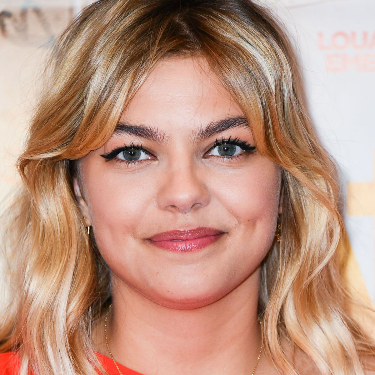 Louane : elle affiche le parfait maquillage coloré de l'été - Elle