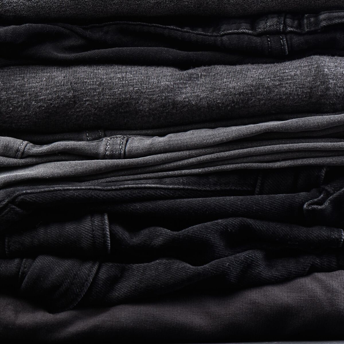 Vêtements noirs : 5 astuces pour raviver leur couleur : Femme