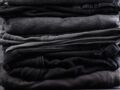 Vêtements noirs : 5 astuces pour raviver leur couleur
