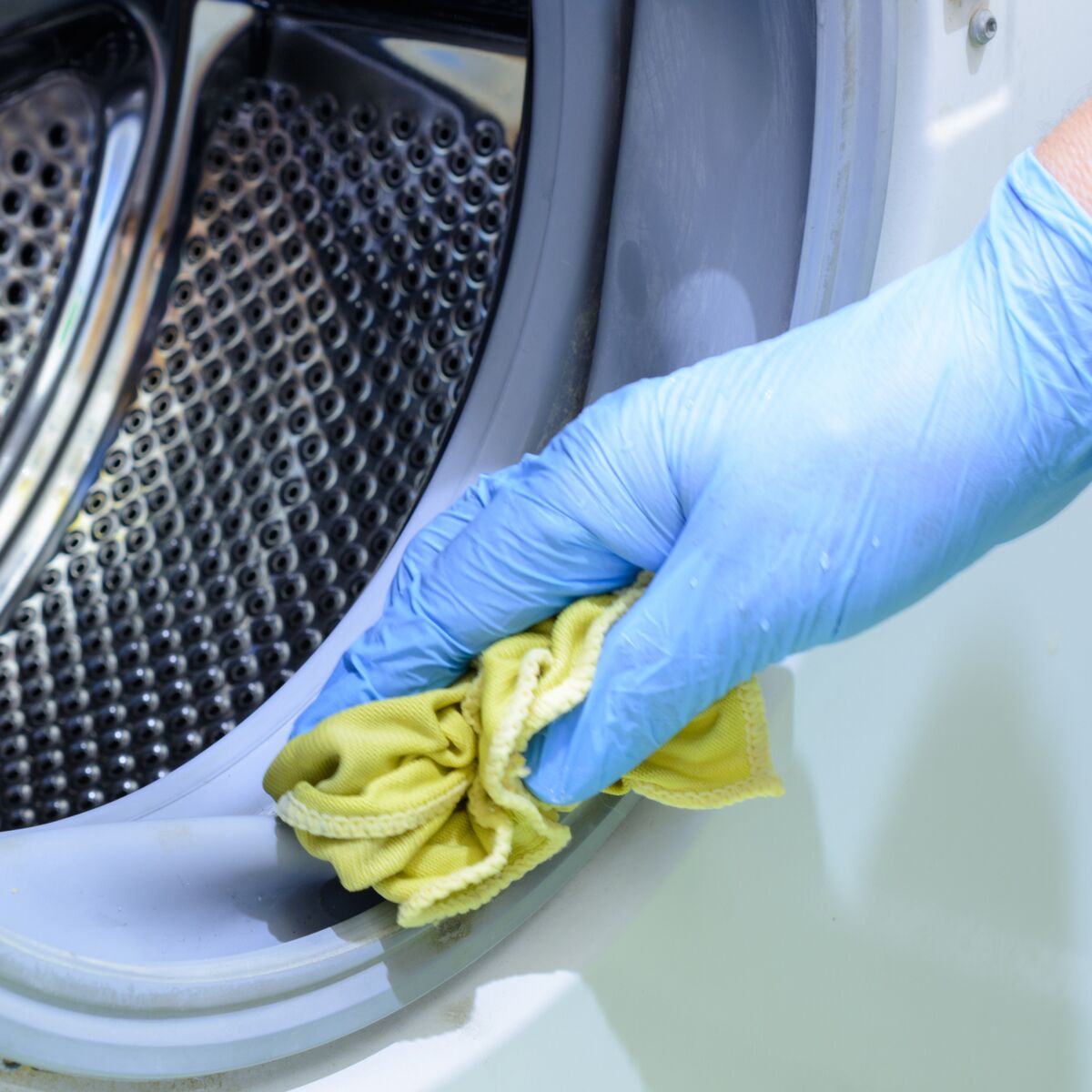 Comment nettoyer le tambour et le joint de porte de ma machine à laver ?