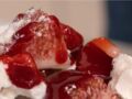 "Tous en cuisine" : la recette des fraises et figues, chantilly meringue de Cyril Lignac