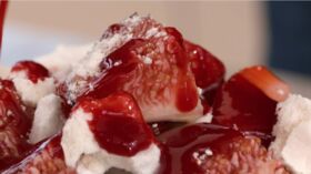 Tous En Cuisine La Recette Du Biscuit Roule Aux Fraises Et Chantilly Legere De Cyril Lignac Femme Actuelle Le Mag
