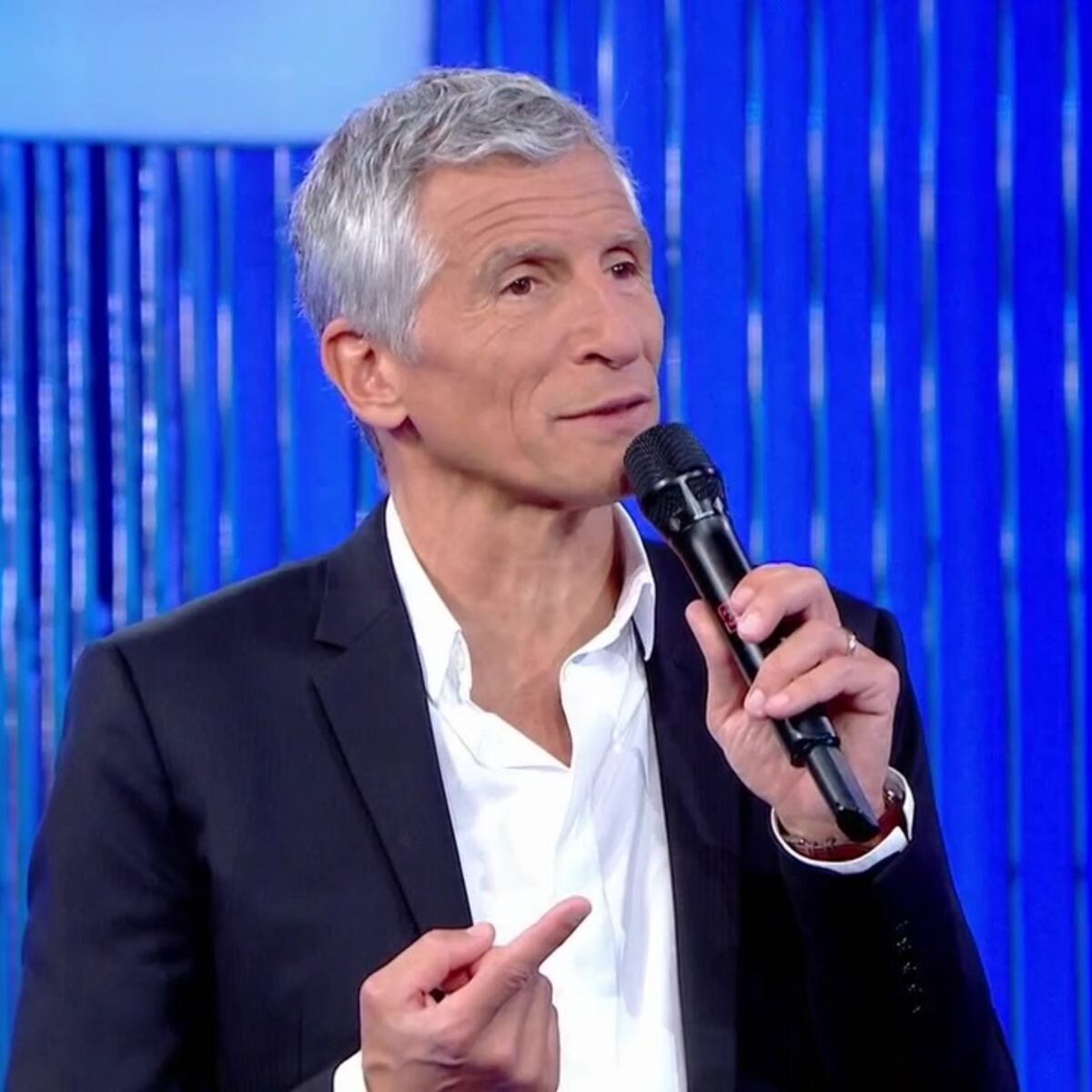 N Oubliez Pas Les Paroles Nagui Se Moque De Fabien Haimovici En Son Absence Femme Actuelle Le Mag