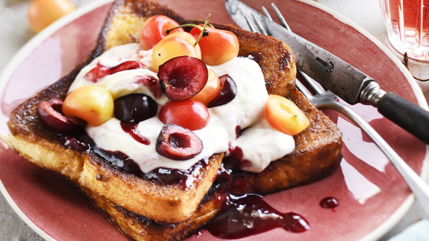 Pain perdu au yaourt grec et cerises