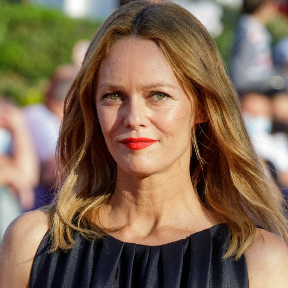 Vanessa Paradis craquante jeu de jambes incroyable en mini robe